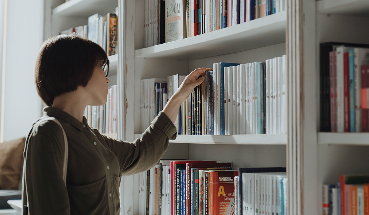 Vrouw in bibliotheek, als voorbeeld van schone data.